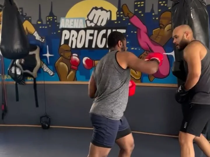 Treino em dupla em frente ao mural da Arena ProFight, no Santo Antônio, BH