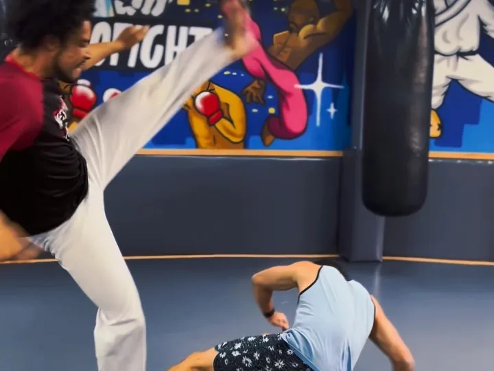 Movimento de capoeira durante aula na Arena ProFight