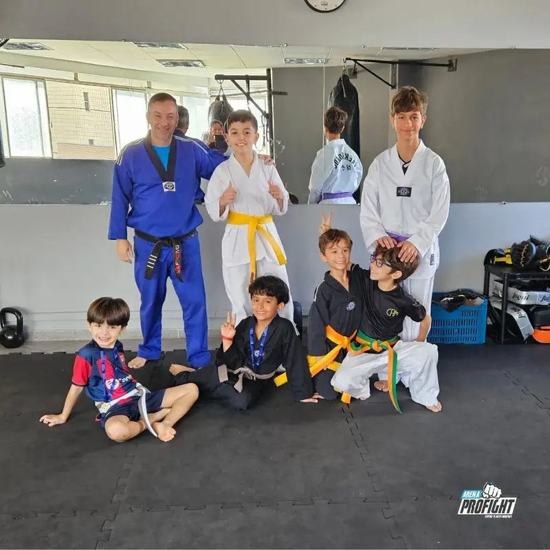 Turma de Taekwondo Kids da Arena ProFight com o professor no tatame